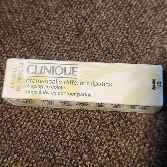 Clinique Dramatically Different Lipstick Shaping Lip Colour in 01 Barely - Picture 3 of 5